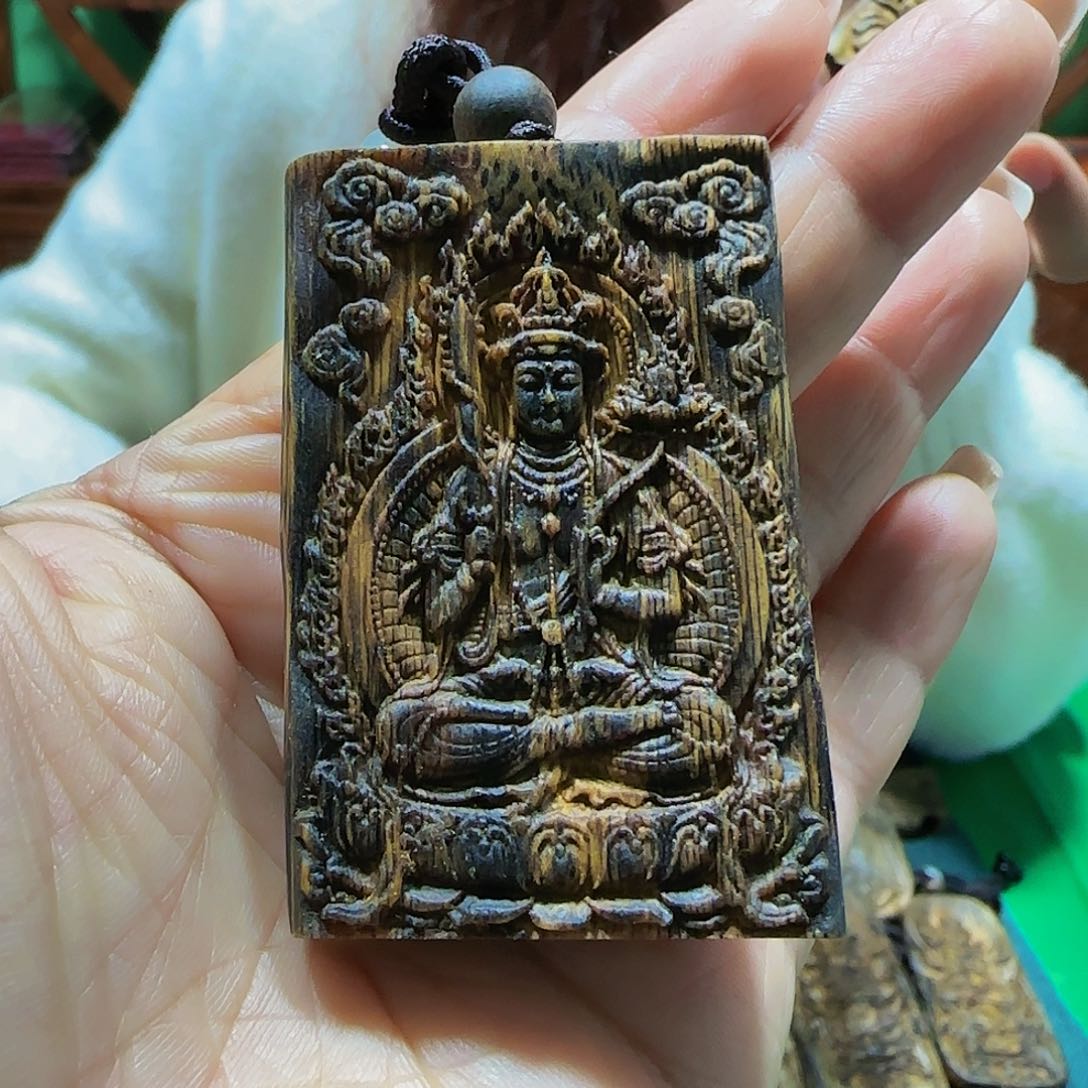 沉香吊坠海南白奇乌身老料雕刻虚空带绳15.7克