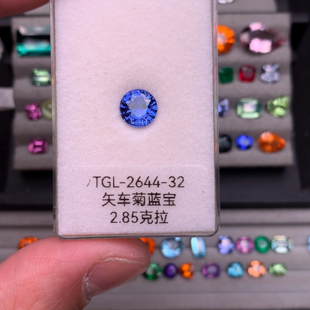 蓝宝石裸石未镶嵌2.85克拉矢车菊蓝宝石