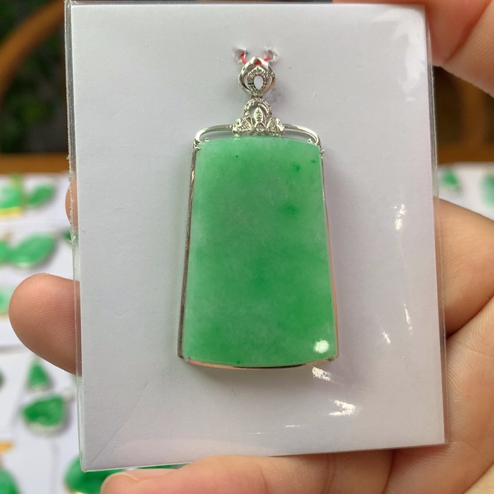 翡翠18K金镶嵌颈饰翡翠吊坠