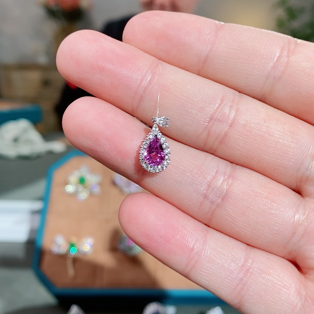 彩色蓝宝石颈饰18K金镶嵌吉尔德无烧薰衣草色1.013克拉