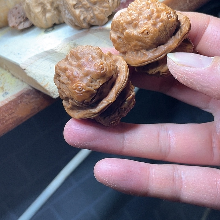 竹手工雕刻蛤蟆头核桃一对三八尺寸