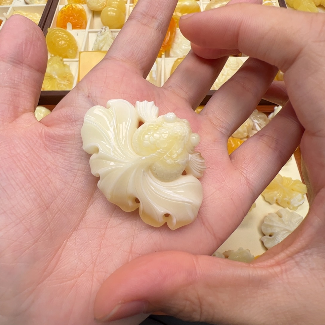 是****未镶嵌琥珀裸石蜜蜡