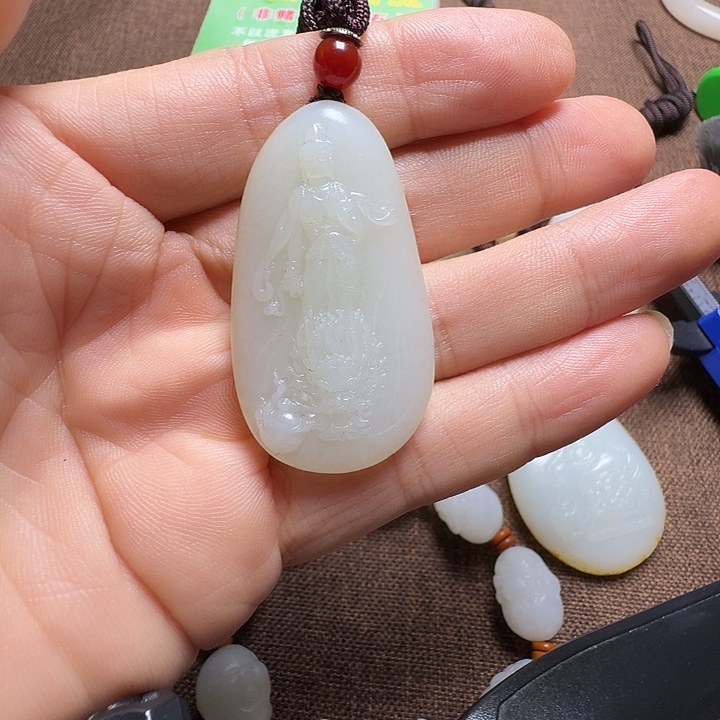 昆***石和田玉未镶嵌颈饰