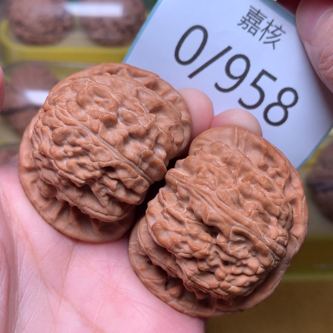 文玩核桃把件毕业粗筋红皮闷白47