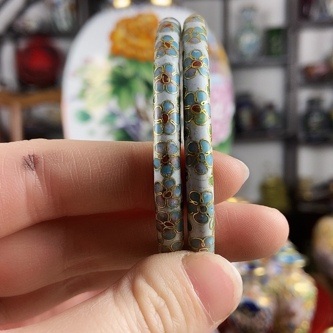 每***看铜景泰蓝梅花手镯两个