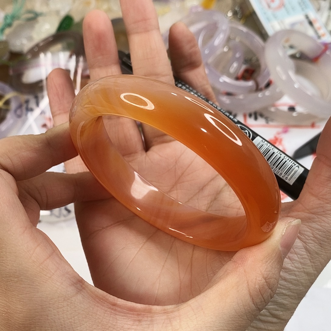 玛瑙/玉髓未镶嵌手镯A526。64.5圈