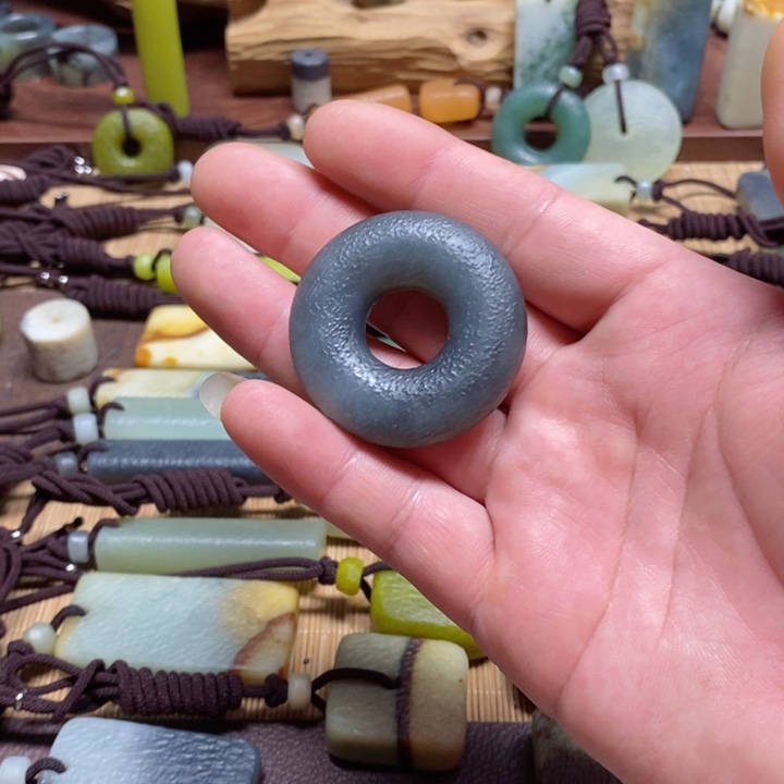 蛇纹石玉挂件未镶嵌