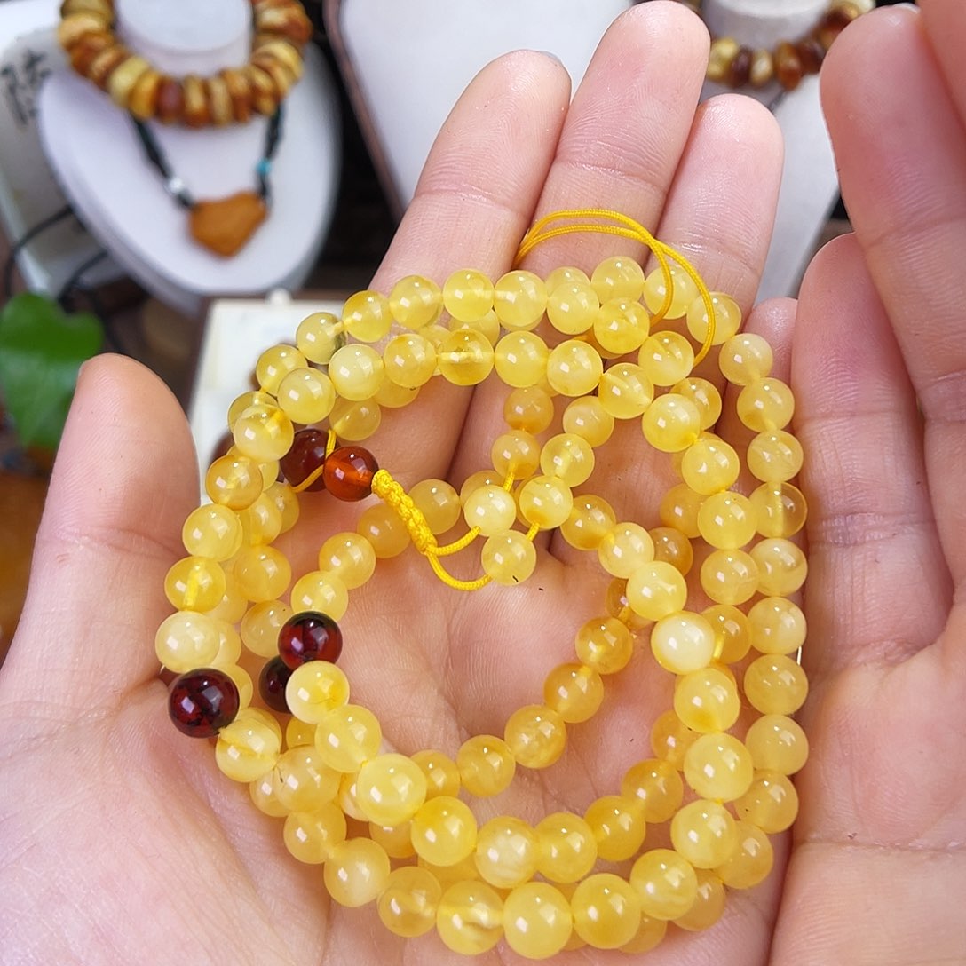 琥珀珠宝奇石未镶嵌。