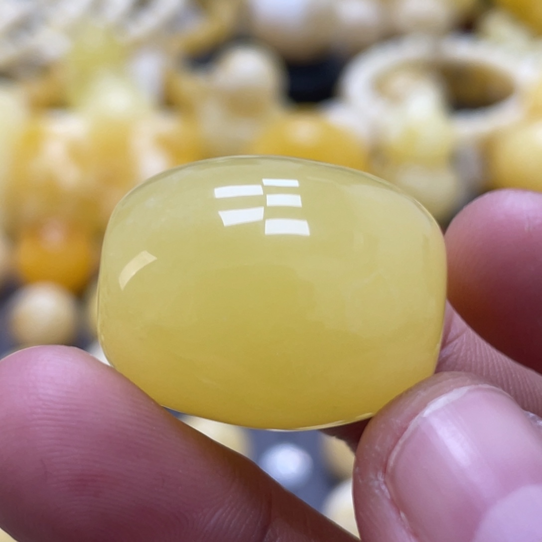蜜蜡未镶嵌裸石20*25mm瑕疵