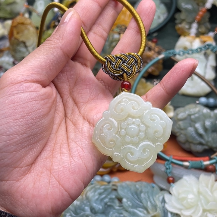 蛇纹石玉吊坠合金