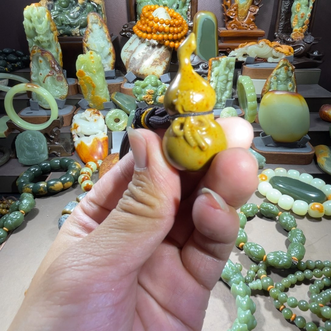 透闪石质玉葫芦未镶嵌