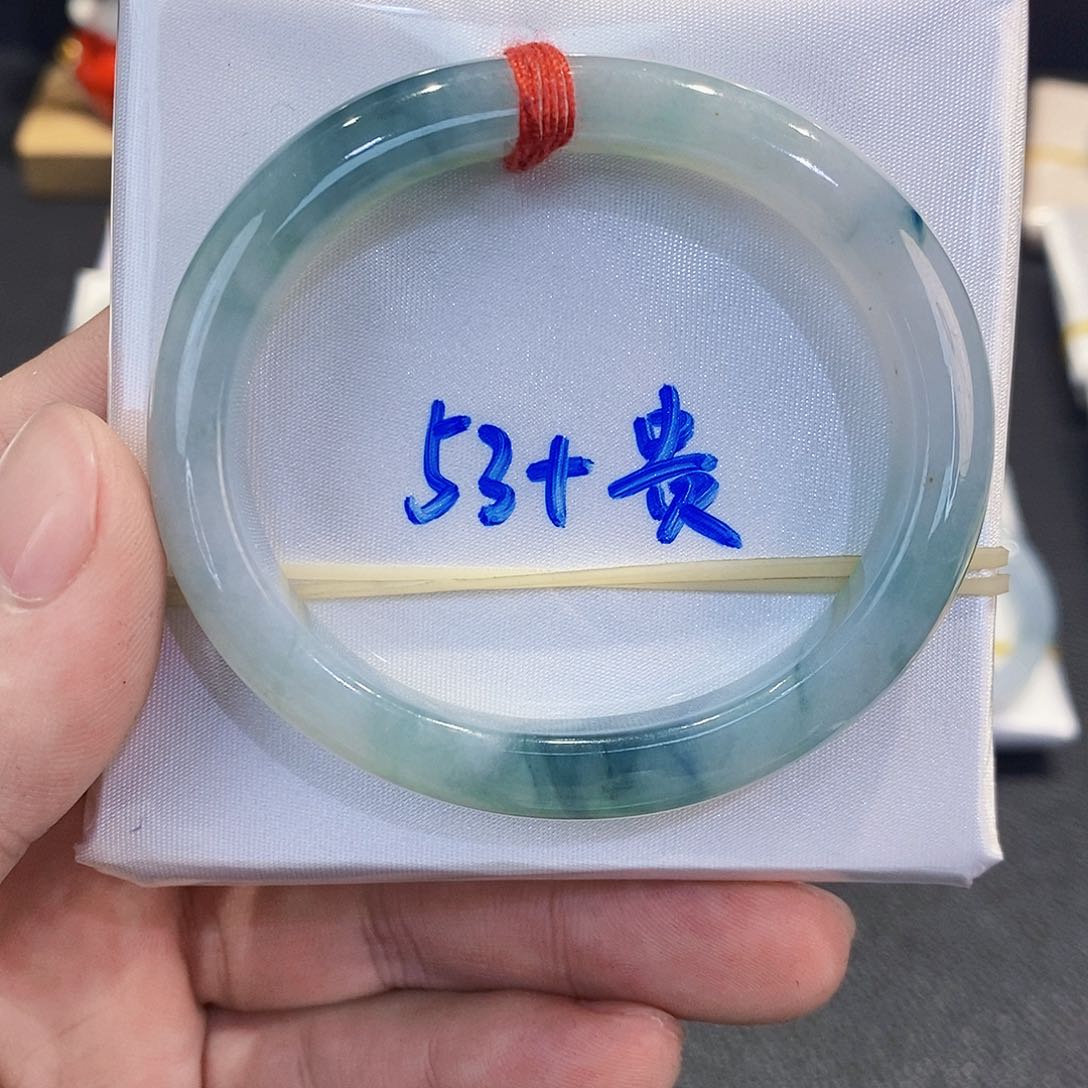 翡翠手镯未镶嵌翡翠手镯