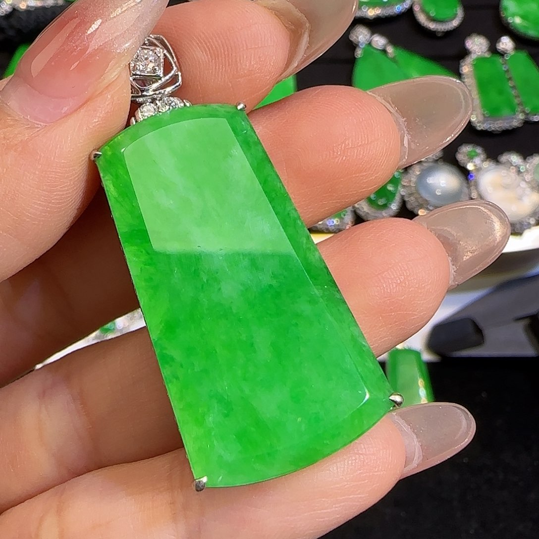 翡翠颈饰18K金镶嵌无事牌