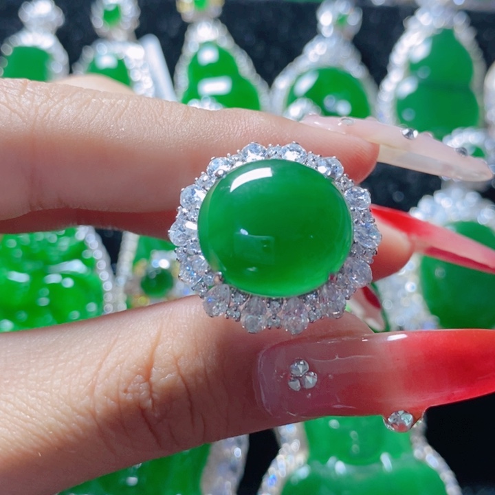 翡翠颈饰18K金镶嵌双****司18159158。  