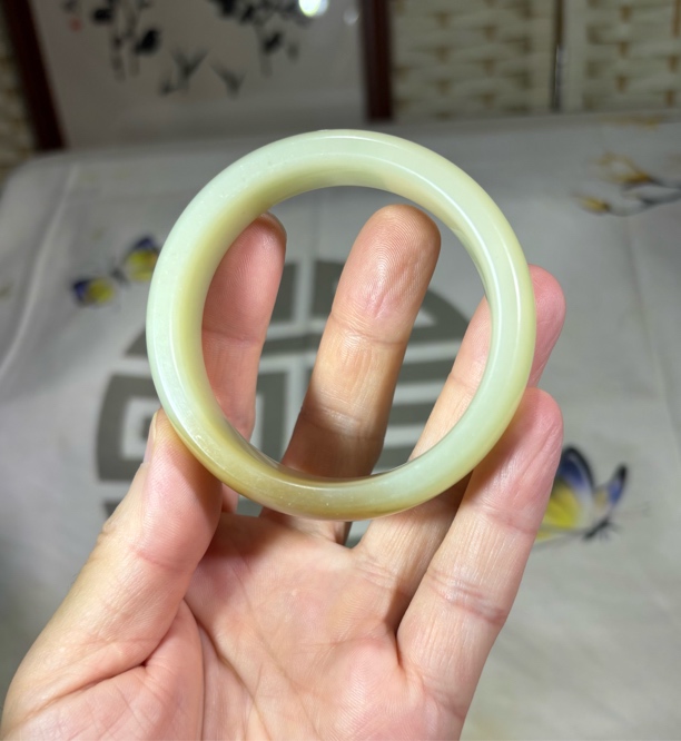 新疆和田玉且末老料糖白玉，高油性肉细过灯纯净无裂，50.1mm，64.5g