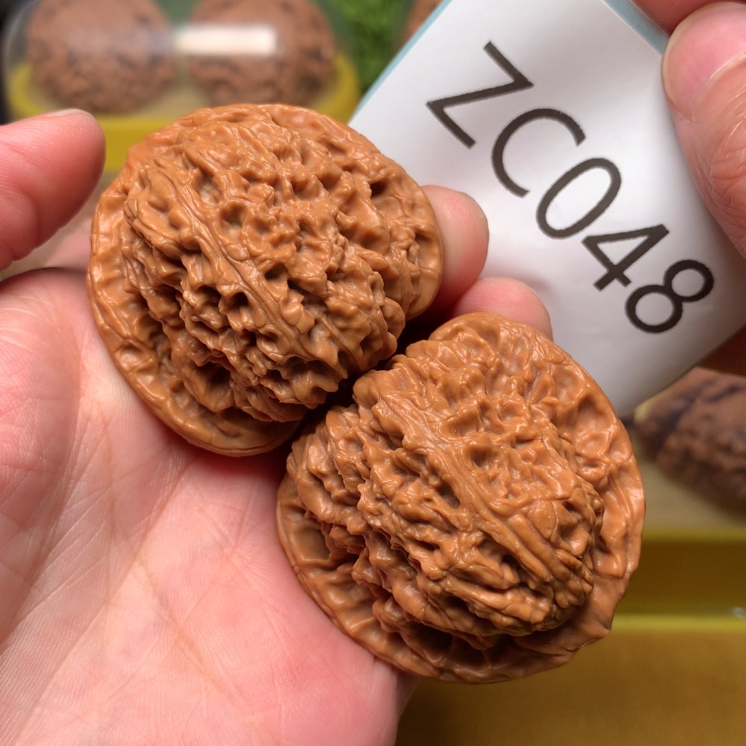 文玩核桃把件红皮南疆石43