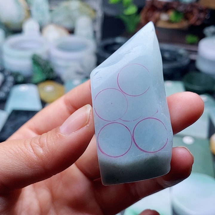 翡翠挂件未镶嵌翡翠的