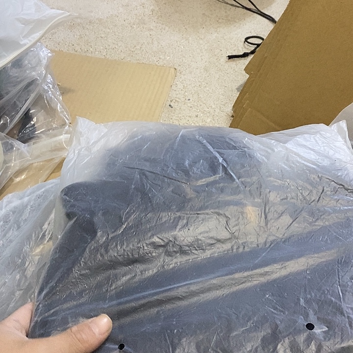 黑色金属拉锁包一个，黄色拉链的，