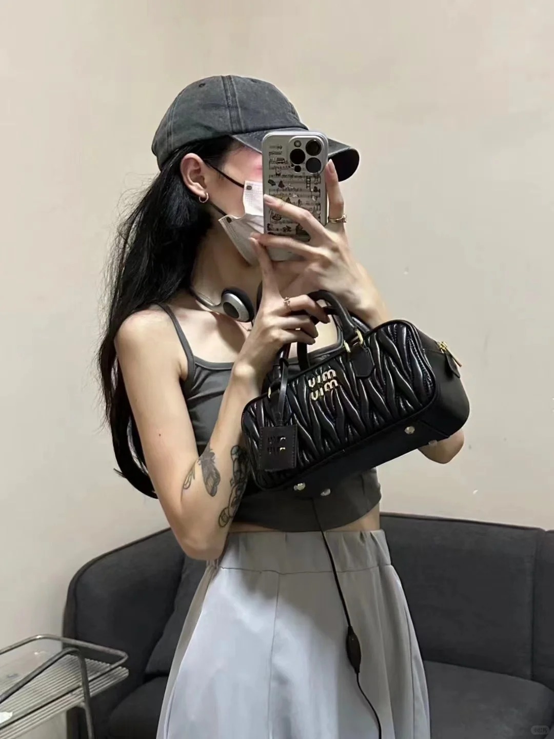 99新 MIU MIU/缪缪 miumiu褶皱保龄球小号黑金/99新/严选