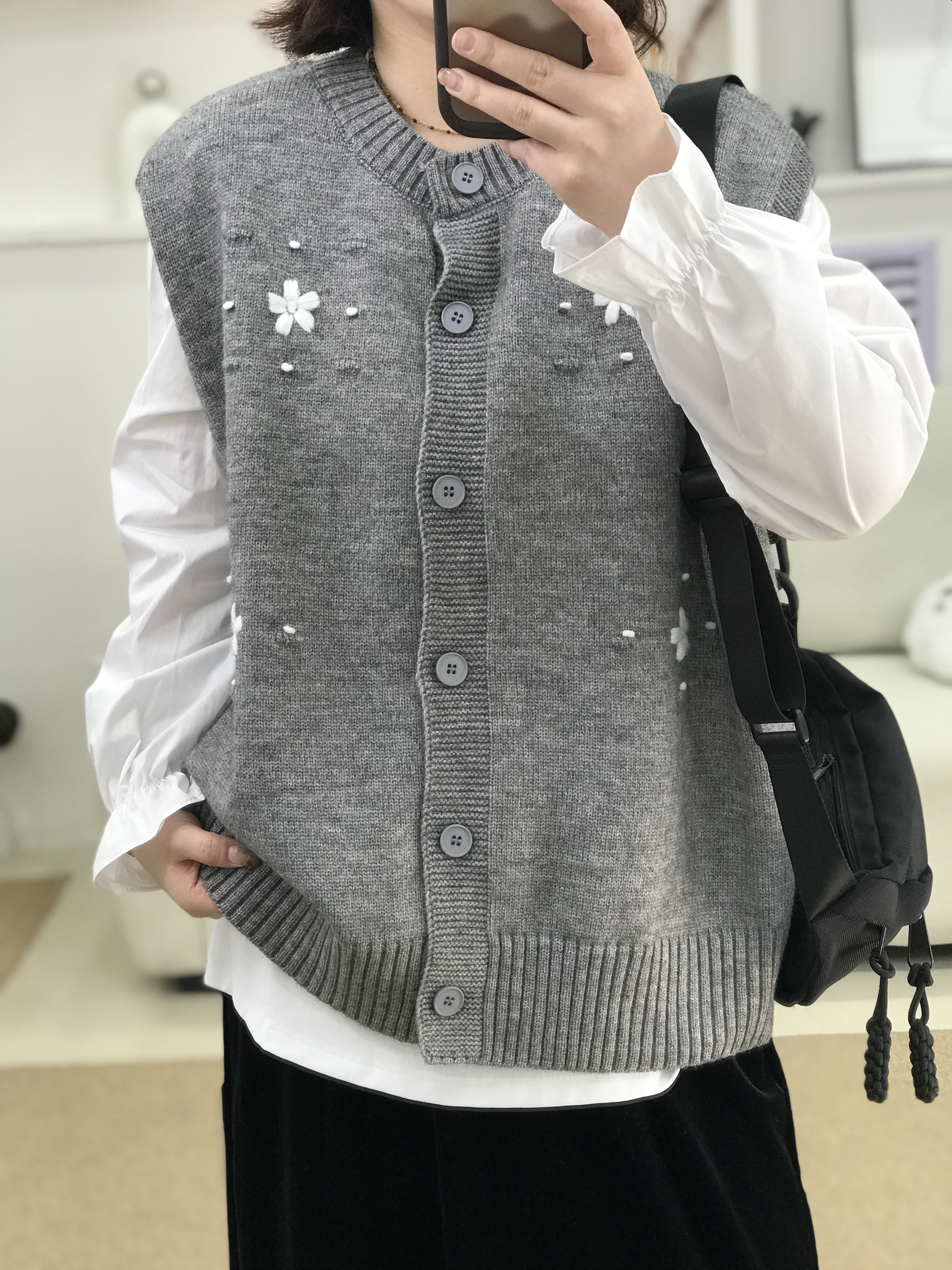 {莹莹推荐}55359冬季大码女装休闲针织马甲+净版白打底T恤套装