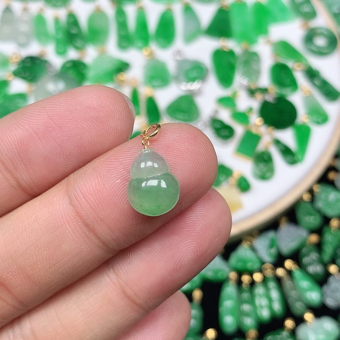 翡翠配石18K金扣 小巧冰飘阳绿葫芦