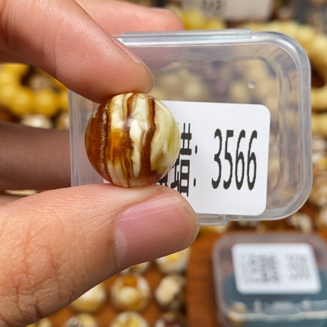 蜜蜡未镶嵌珠宝奇石3566