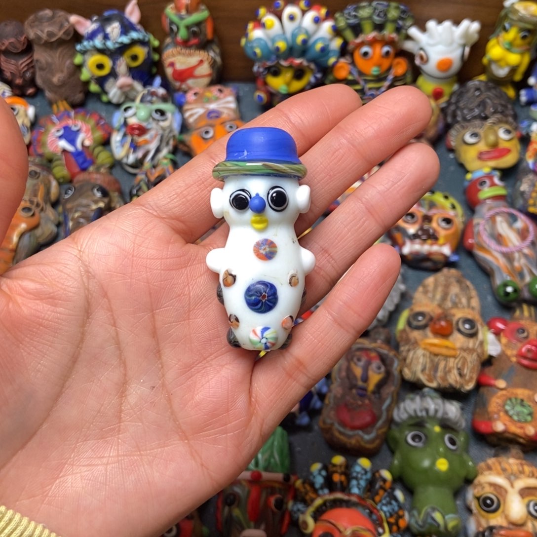 颈饰琉璃小雪人一只