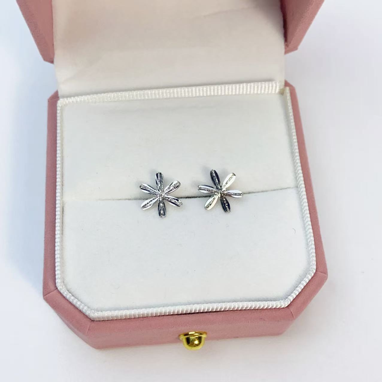 Pt950铂金精品芒星直针耳钉1.84克