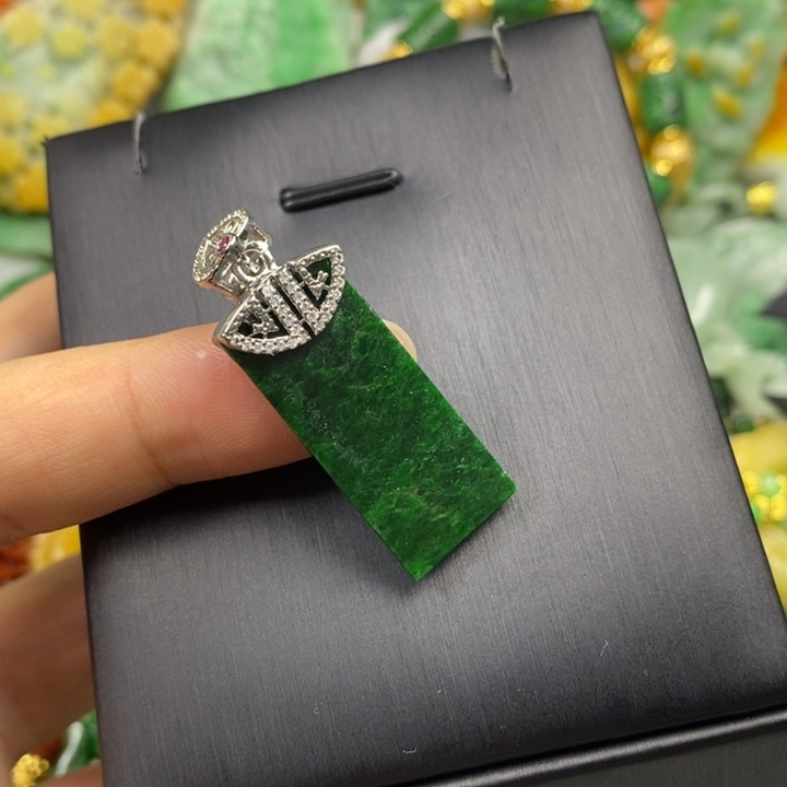 翡翠未镶嵌吊坠(赠链)