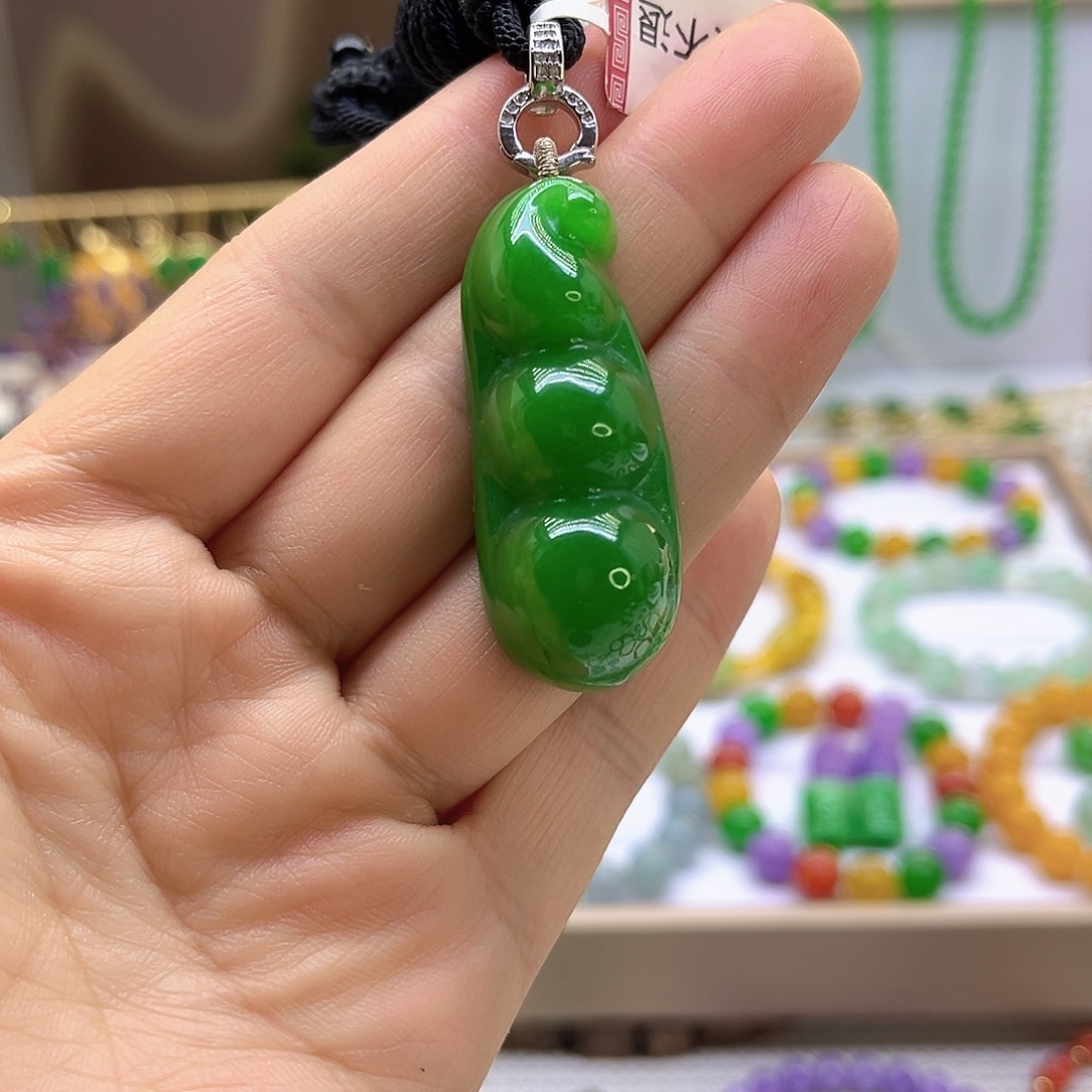 翡翠未镶嵌颈饰福豆满绿