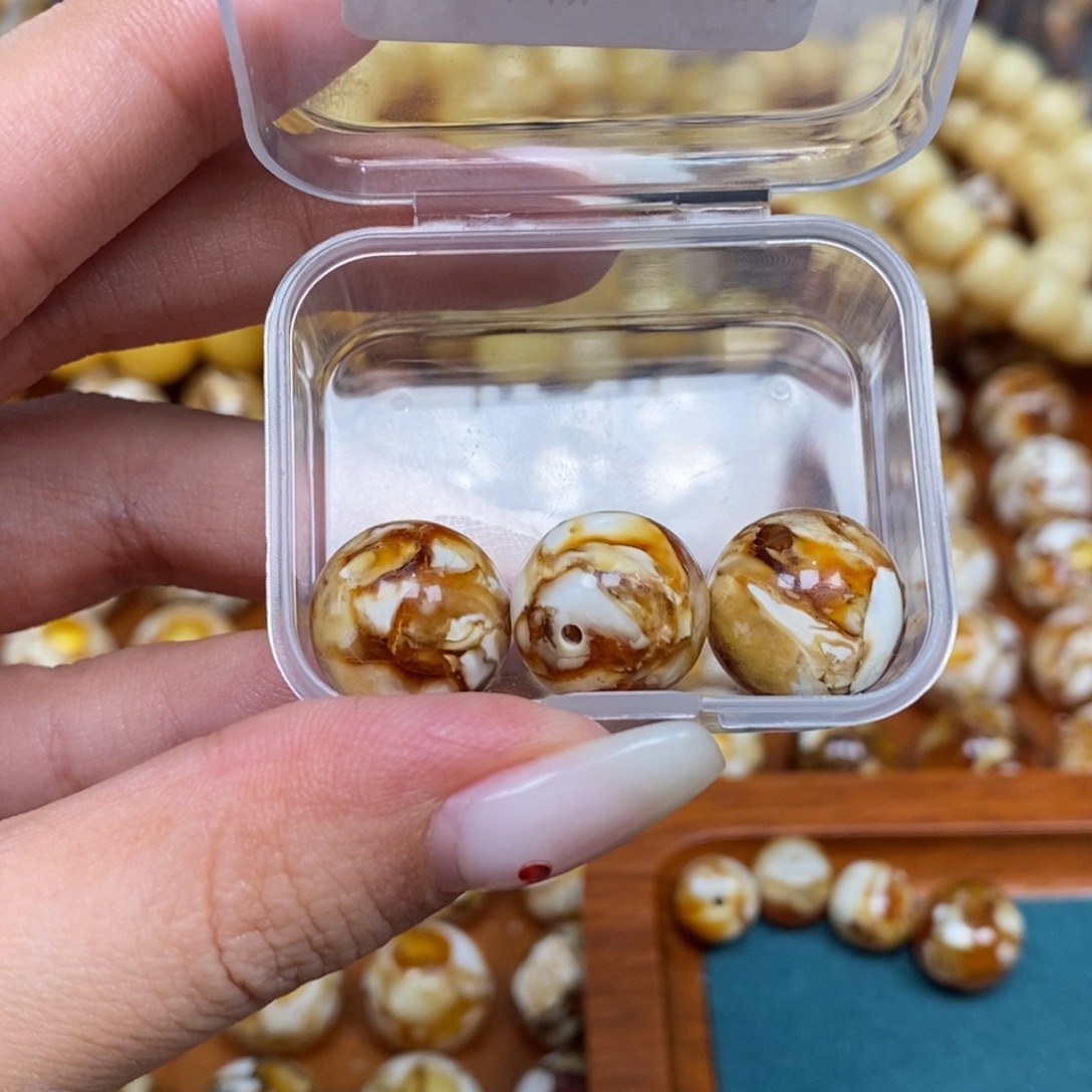 沁色蜜蜡未镶嵌3558