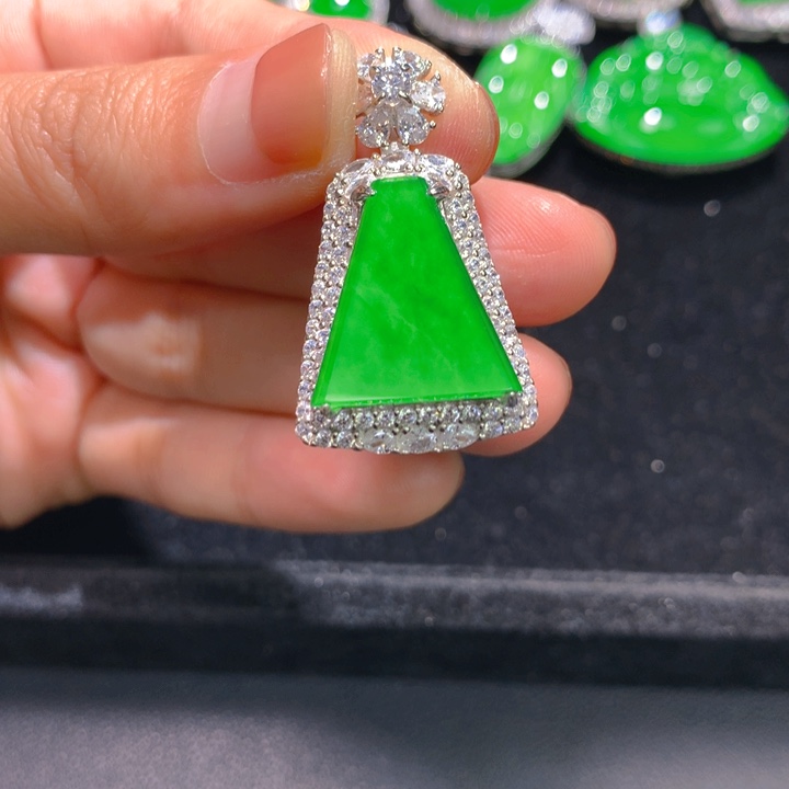 翡翠银S925镶嵌颈饰一个