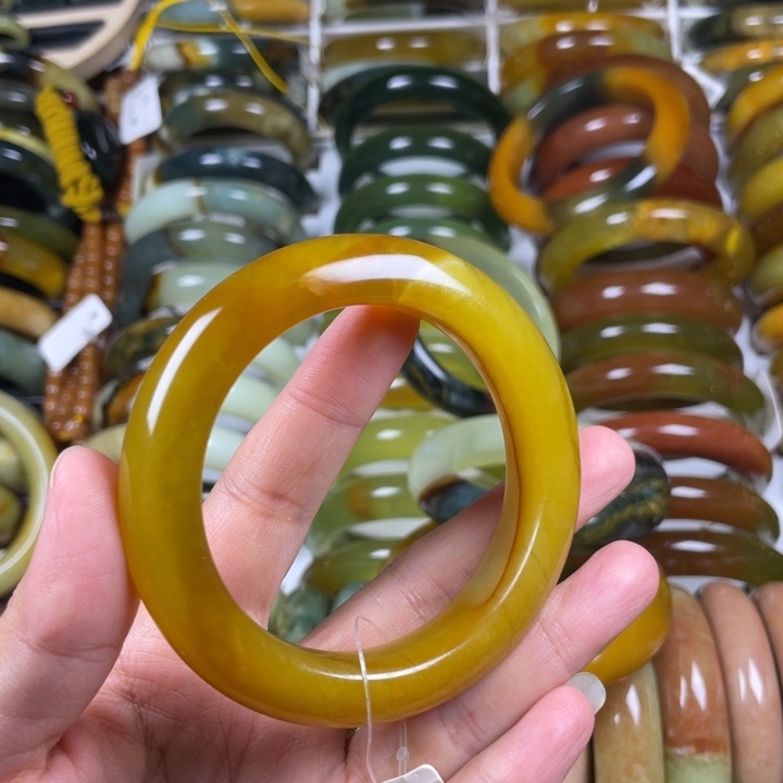 蛇纹石玉手镯未镶嵌兔**宝