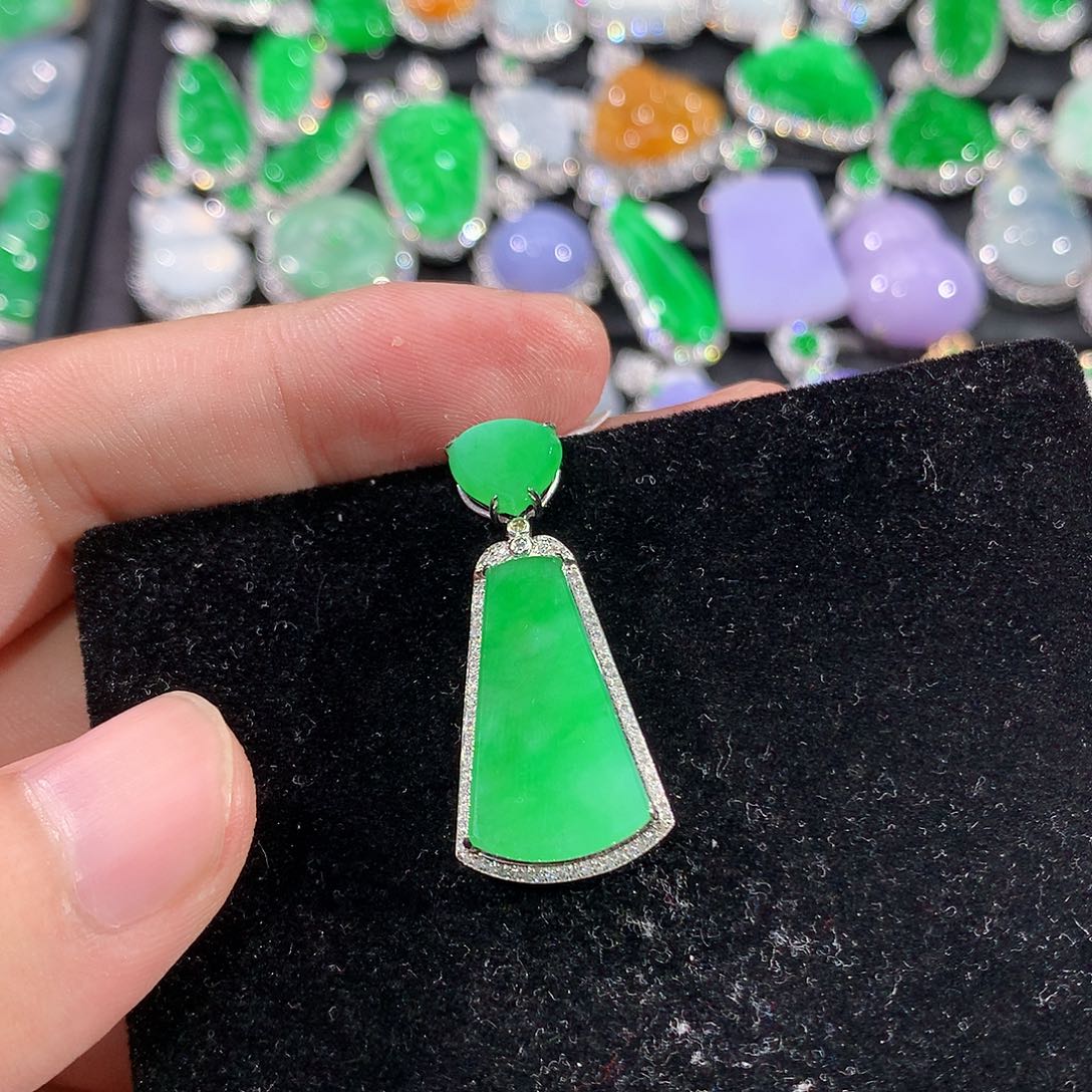 翡翠18K金镶嵌颈饰