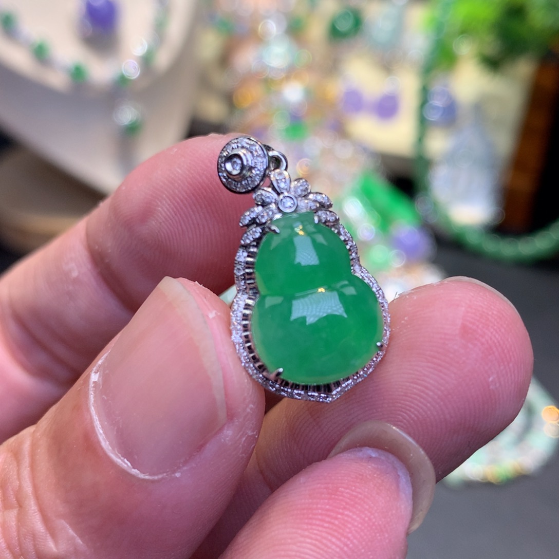 翡翠18K金镶嵌颈饰葫芦