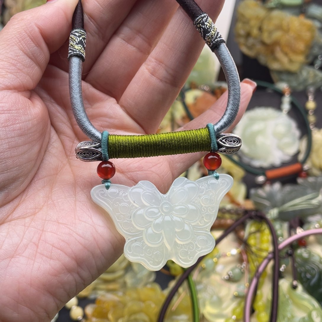 蛇纹石玉颈饰未镶嵌