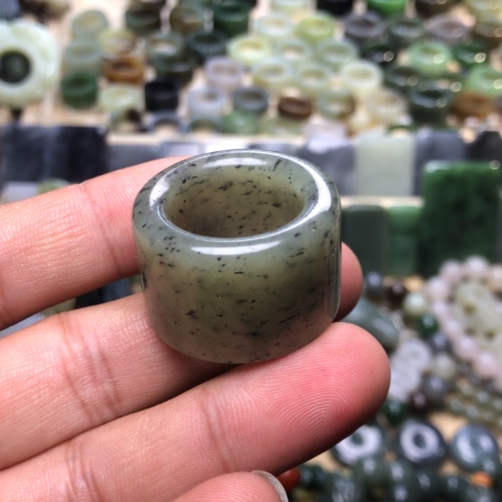 安***海和田玉未镶嵌颈饰