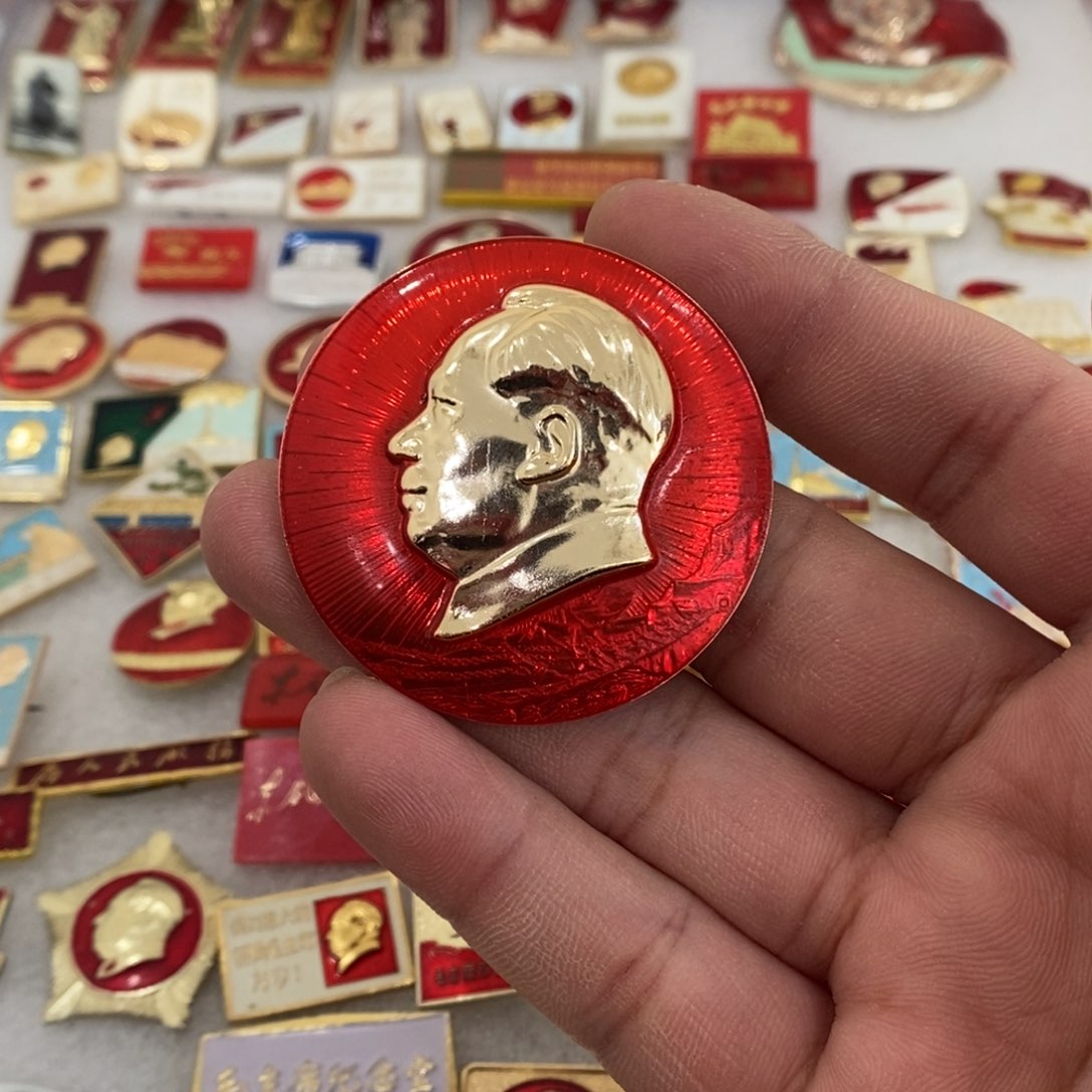 铝红色纪念章多人物铁索桥