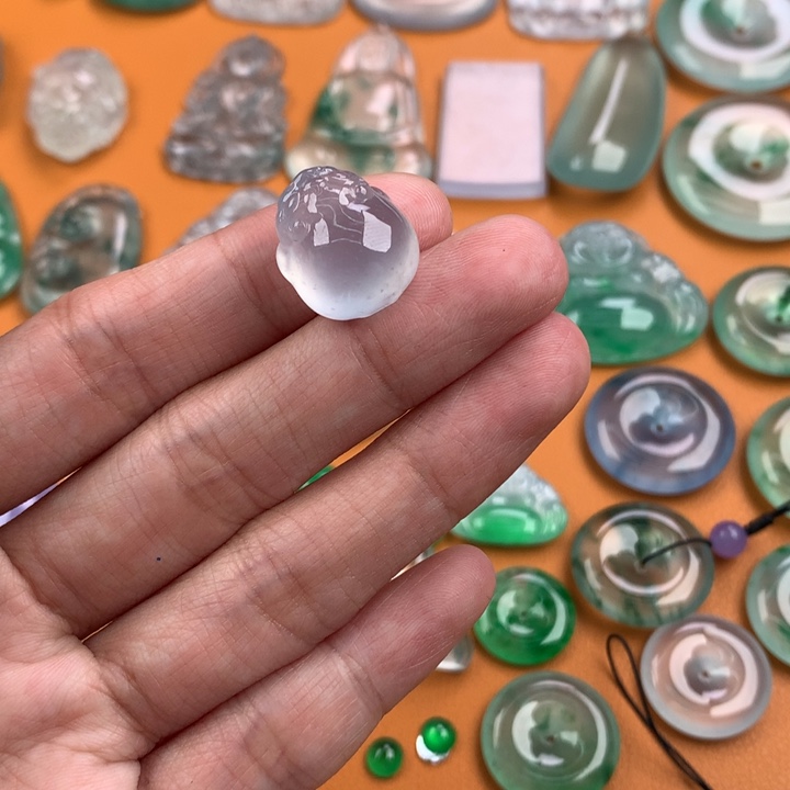 翡翠挂件未镶嵌…..