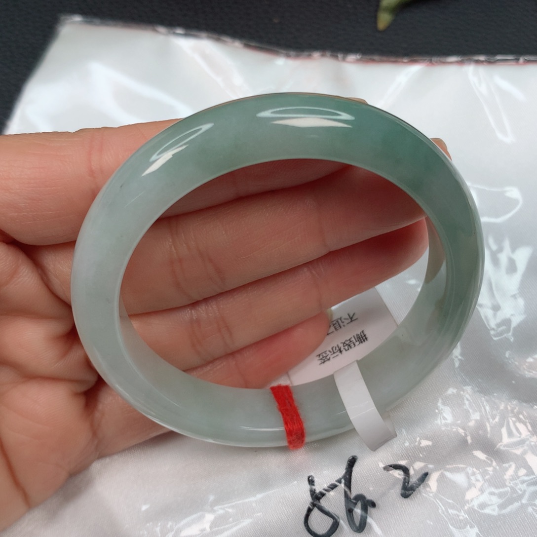 翡翠手镯未镶嵌…………