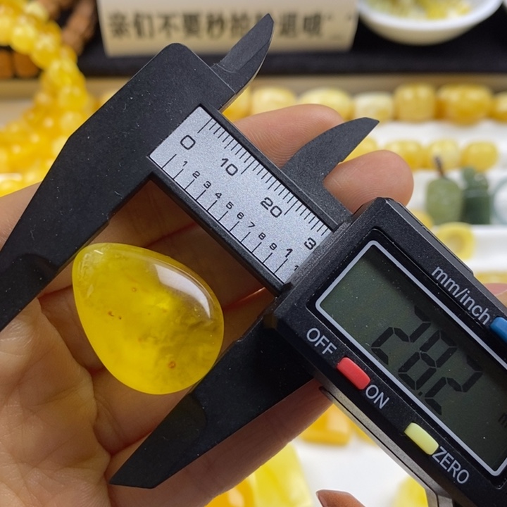 未镶嵌蜜蜡裸石微瑕，3.1g