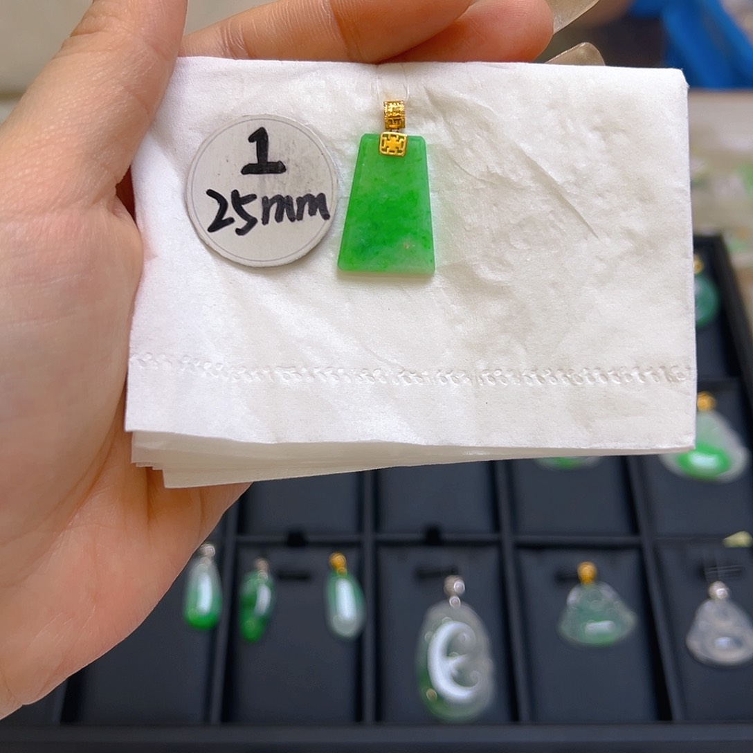 翡翠颈饰18K金镶嵌翡翠