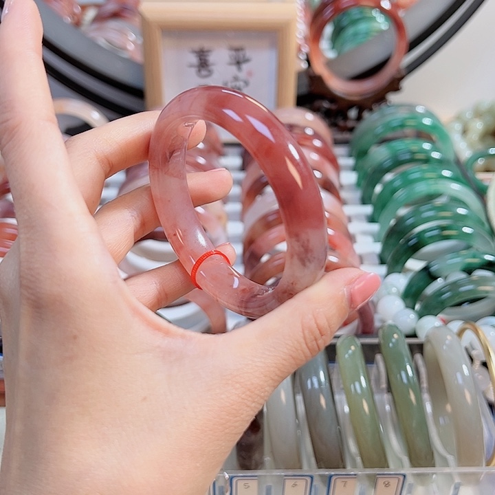 石英质玉手镯未镶嵌李***?