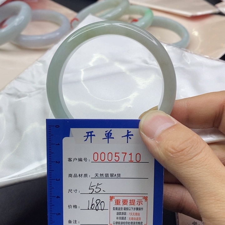 翡翠手镯未镶嵌翡翠