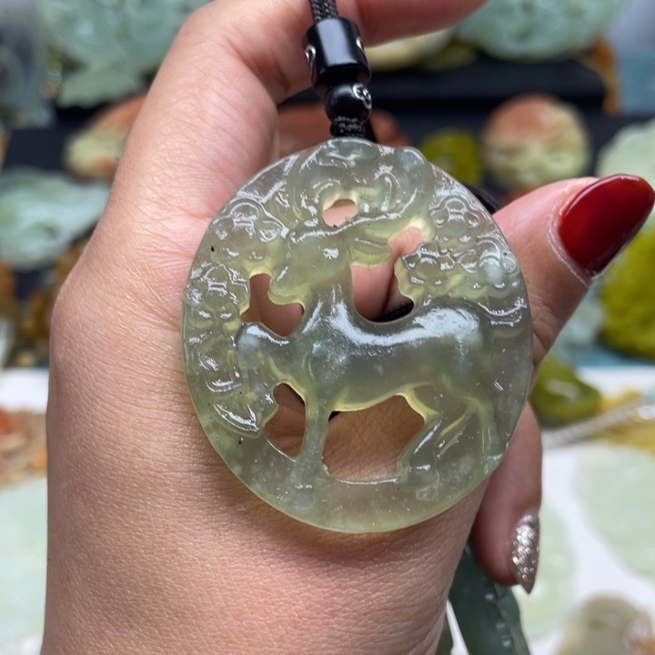 蛇纹石玉未镶嵌颈饰