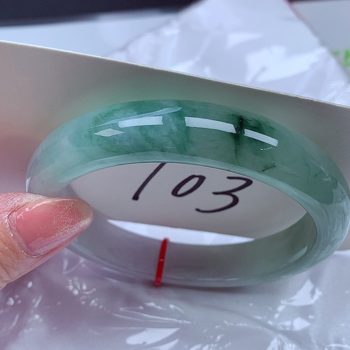 翡翠手镯未镶嵌翡翠