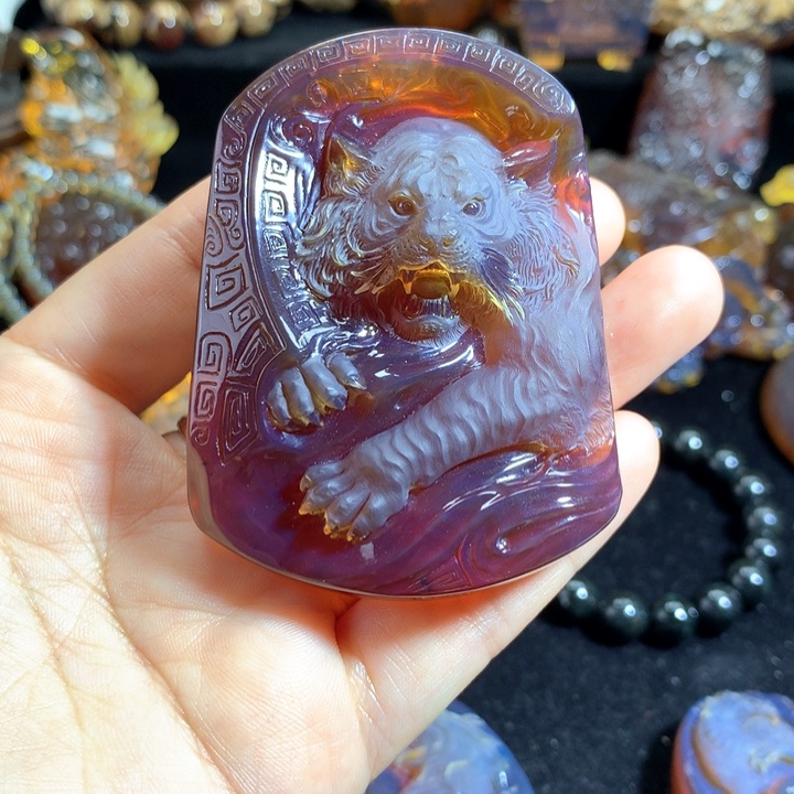 琥珀颈饰未镶嵌精工雕刻件紫罗兰虎