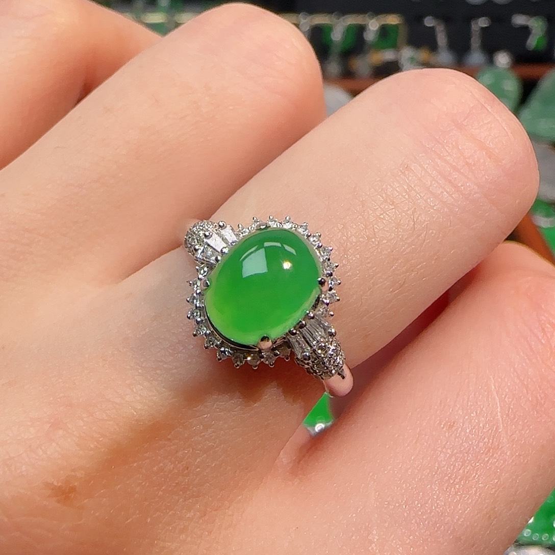 翡翠戒指18K金镶嵌阳绿蛋面戒指