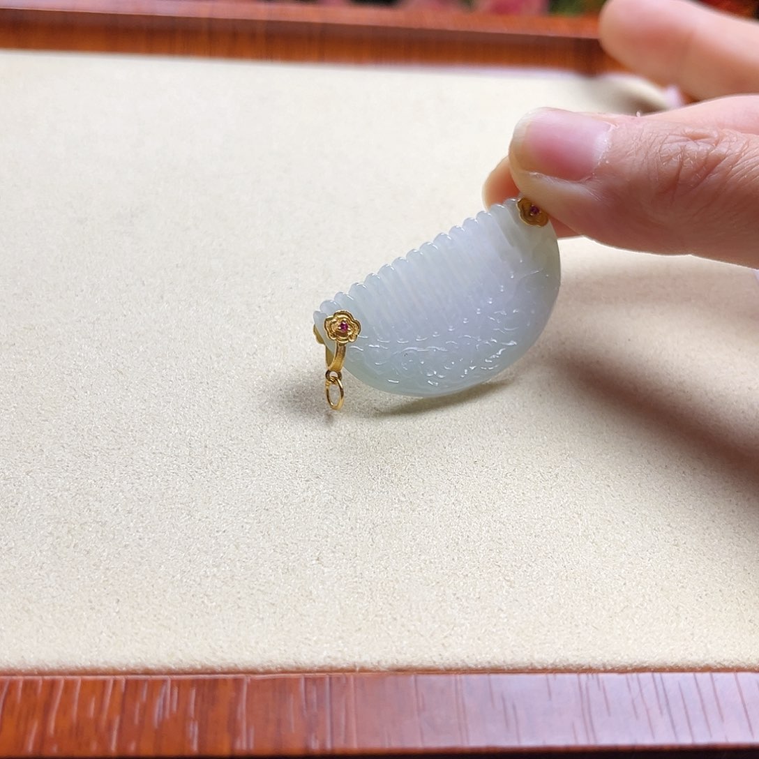 翡翠颈饰未镶嵌梳子