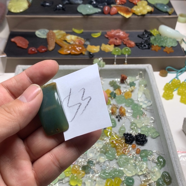 蛇纹石玉耳钉足银镀金镶嵌青**雪